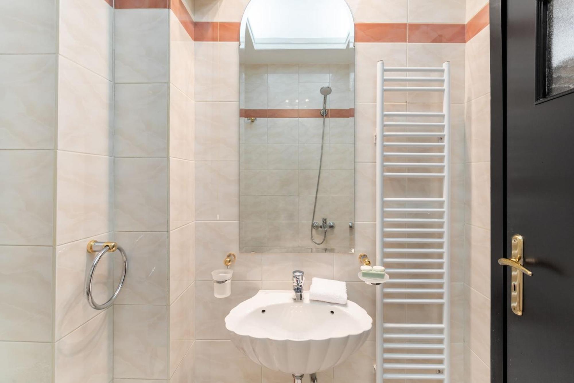 Fresh Detailed Stylish Apartment At Acropolis เอเธนส์ ภายนอก รูปภาพ