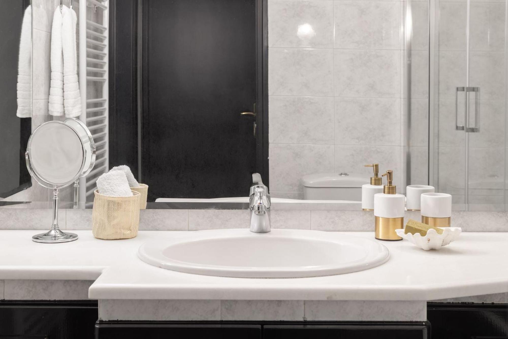 Fresh Detailed Stylish Apartment At Acropolis เอเธนส์ ภายนอก รูปภาพ